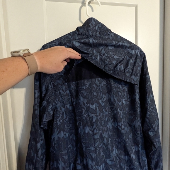 Athleta Sightseer Lace Windbreaker Jacket - Ethereal Bloom Cottage Blue - sz S - Picture 6 of 7